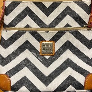 Dooney and bourke purse excellent condition